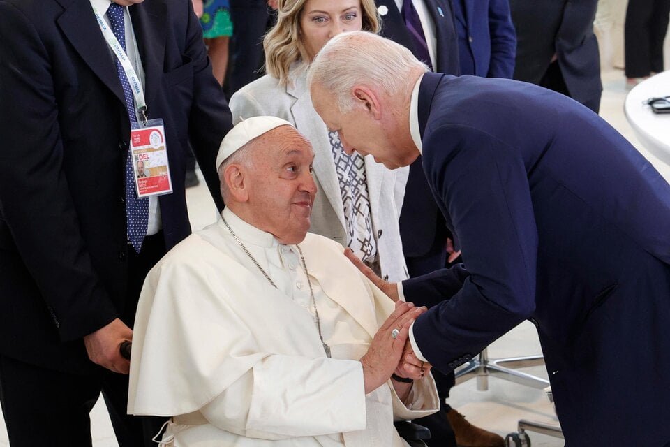 El Papa Francisco en el G7 En un hito histórico, el Papa Francisco rompió barreras al participar en la cumbre del G7, donde sorprendió con su perspectiva sobre la inteligencia artificial. La Postura Contundente del Papa: Ética en la Era de la IA Francisco describió la IA como "un arma de doble filo", potente pero peligrosa si no se maneja con ética y responsabilidad política. Sus palabras resonaron fuertemente entre líderes mundiales preocupados por el futuro tecnológico. Encuentros Bilaterales y Negociaciones de Alto Nivel Durante su estadía en la cumbre, el Papa sostuvo reuniones clave con Joe Biden, Emmanuel Macron y otros líderes globales, discutiendo desde la paz mundial hasta el impacto social de la inteligencia artificial. La Visionaria Perspectiva del Pontífice En un discurso cautivador, Francisco advirtió sobre los riesgos del "paradigma tecnocrático" y enfatizó la necesidad urgente de una "sana política" que guíe el desarrollo tecnológico hacia el bien común. Llamado a la Acción Global El Papa desafió a los líderes presentes a considerar cómo la IA puede fortalecer la dignidad humana y promover un futuro sostenible para todos, enfatizando que la ética debe prevalecer sobre el progreso tecnológico desenfrenado. Conclusión: Un Mensaje Claro y Contundente Francisco dejó claro que la inteligencia artificial debe ser un aliado en la construcción de un mundo más justo y solidario, donde los avances tecnológicos no comprometan los valores fundamentales de la humanidad.